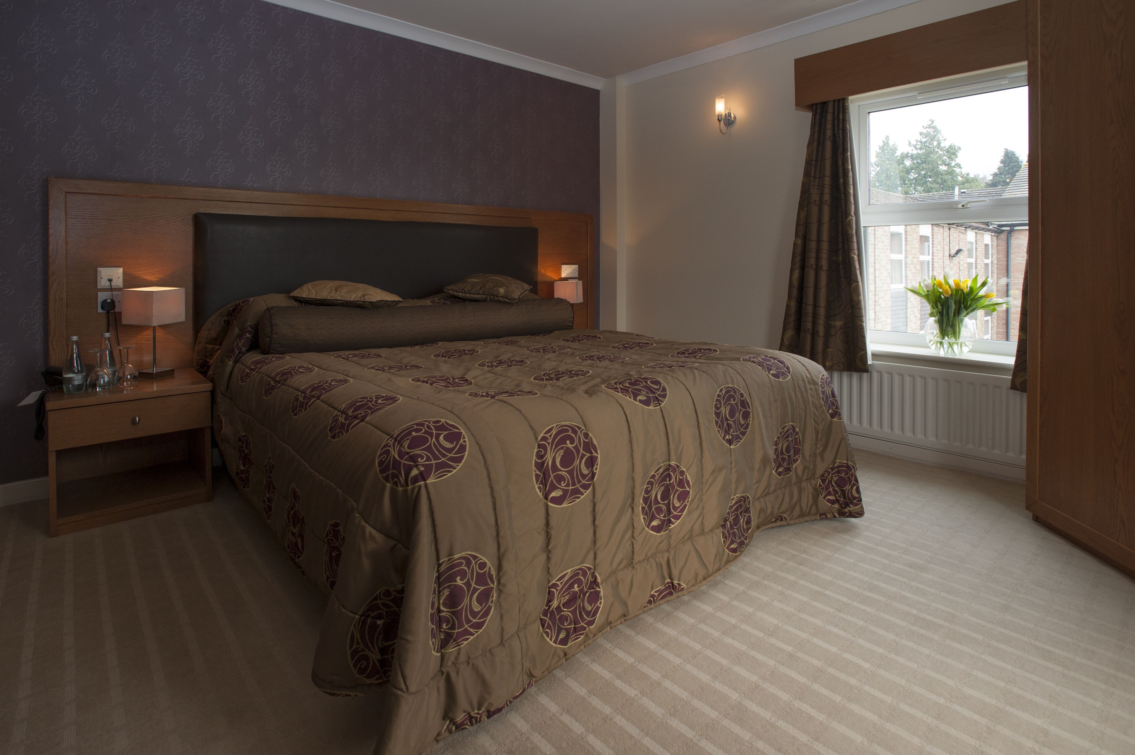 Schreibtisch, laptopgeeigneter Arbeitsplatz, Verdunkelungsvorhänge