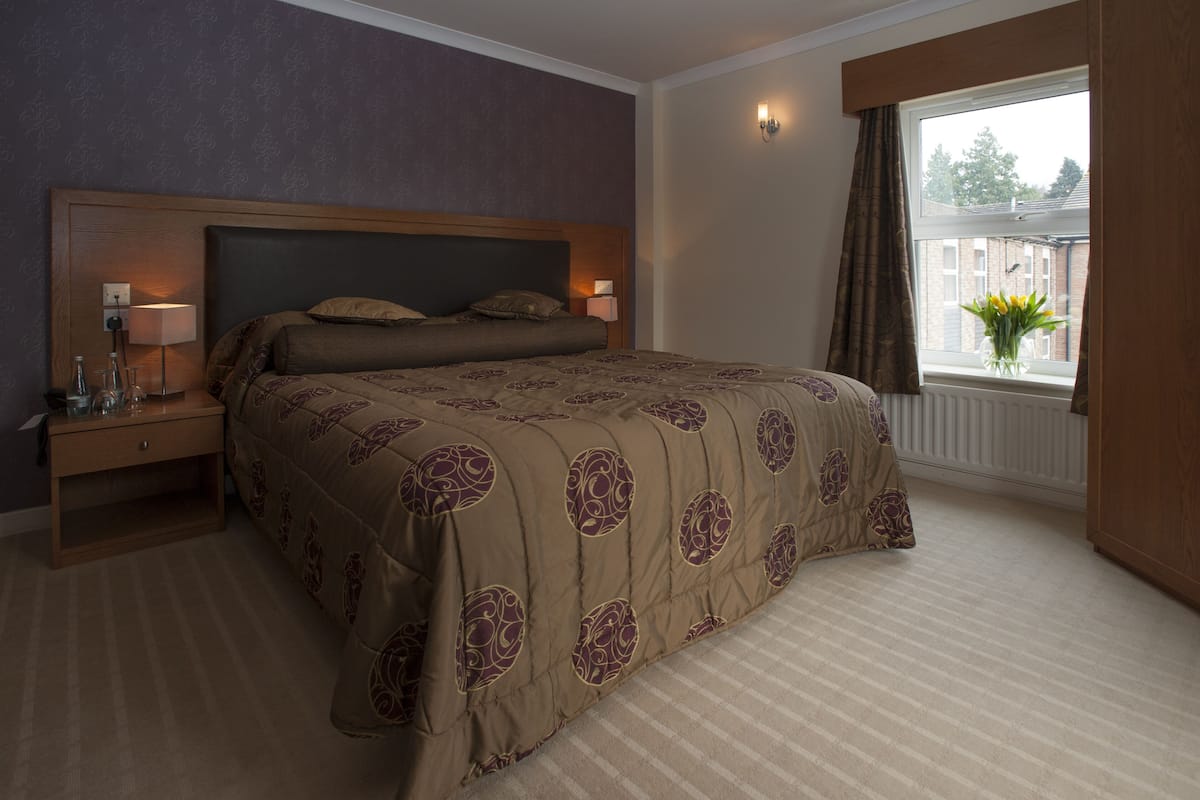 Een bureau, een laptopwerkplek, verduisterende gordijnen