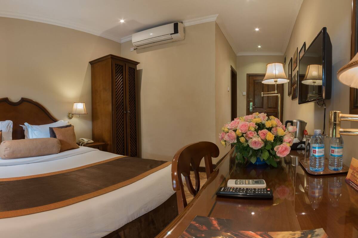 1 bedroom, premium bedding, in-room safe, desk