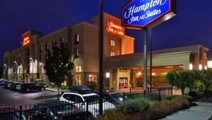 Hotelli, jonka neonvalomainoksessa lukee »Hampton Inn & Suites», ja jonka sisäänkäynti on selkeästi merkitty.