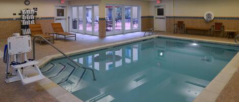 Une piscine équipée d’un poste de surveillance pour le sauveteur, d’un banc et d’un espace vestiaire avec douche et toilettes.