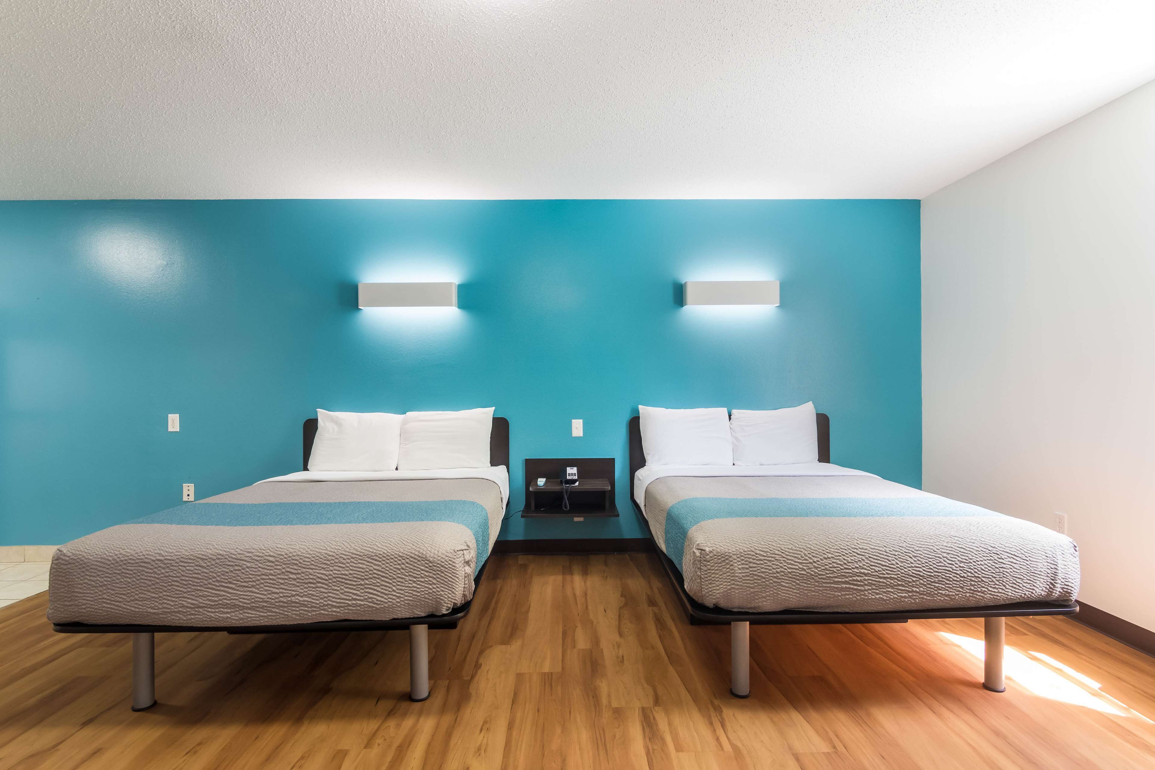 Decoración personalizada y espacio para trabajar con laptop 