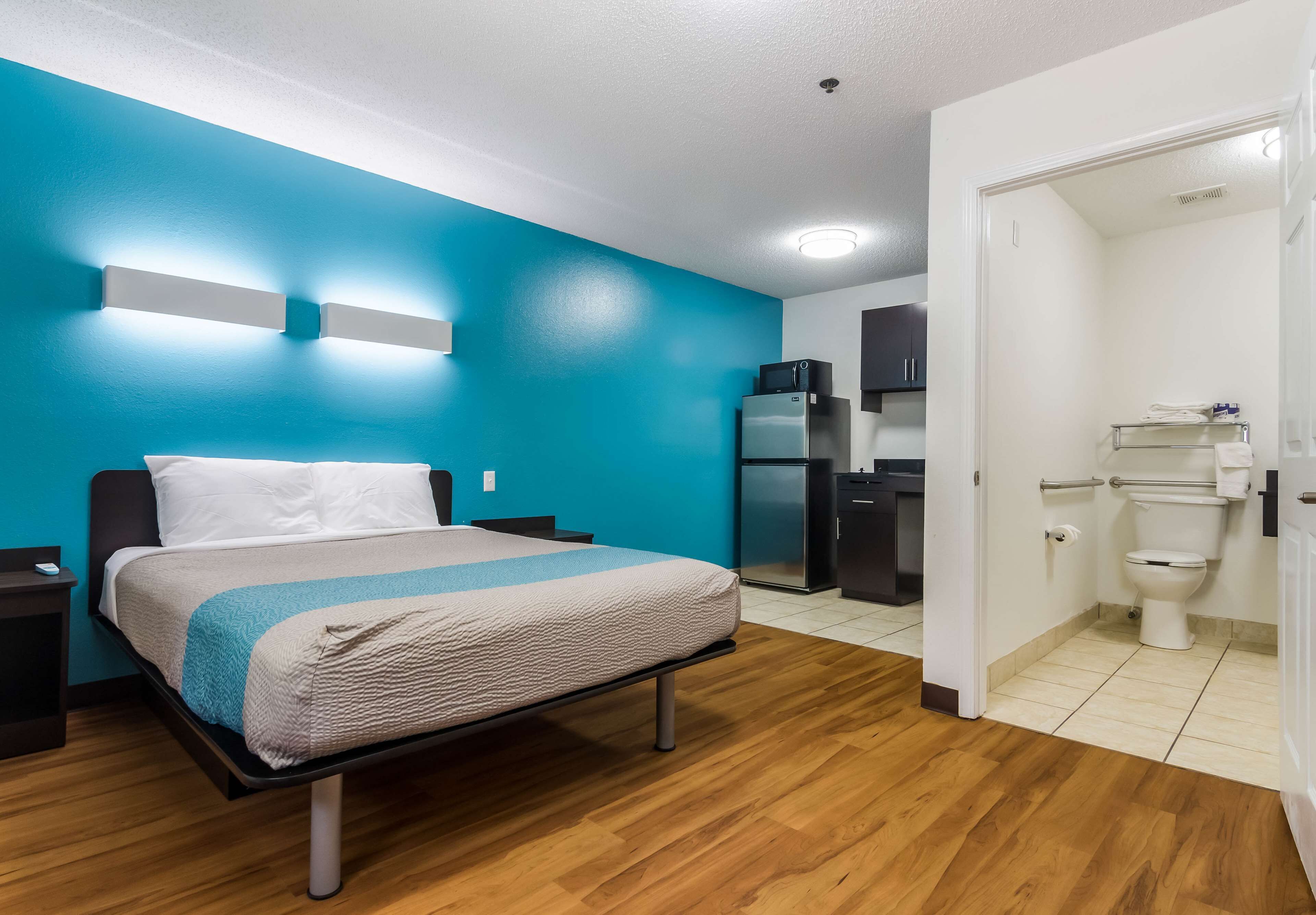 Individuell dekoriert, laptopgeeigneter Arbeitsplatz