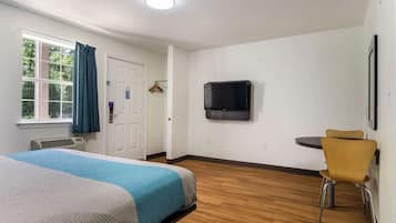 Individuell dekoriert, laptopgeeigneter Arbeitsplatz