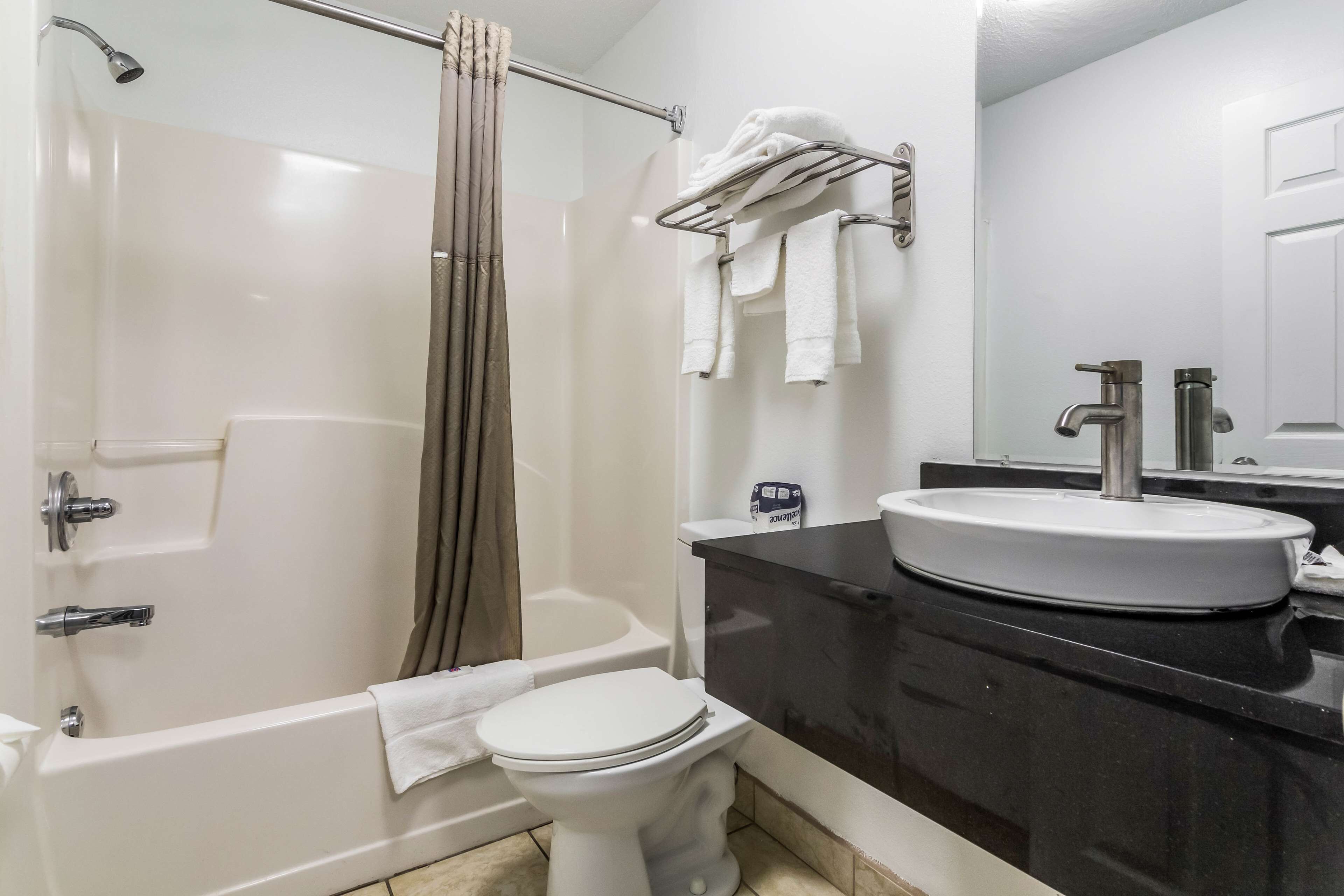 Un baño con bañera, inodoro y lavamanos.