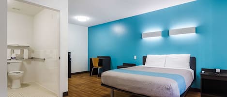 Decoración personalizada y espacio para trabajar con laptop