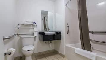 Un baño con inodoro, lavamanos y zona de ducha.