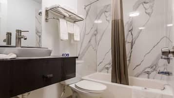 Dihias secara berasingan, ruang kerja komputer riba