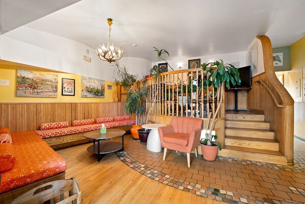 32-Zoll-Flachbildfernseher mit Satellitenempfang, Fernseher