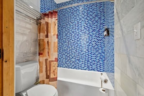 Superior Room, 1 Queen Bed, Private Bathroom | Bathroom | Towels