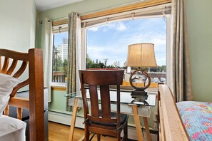 Habitación clásica, varias camas, baño privado | Decoración personalizada, muebles diferentes y wifi gratis 