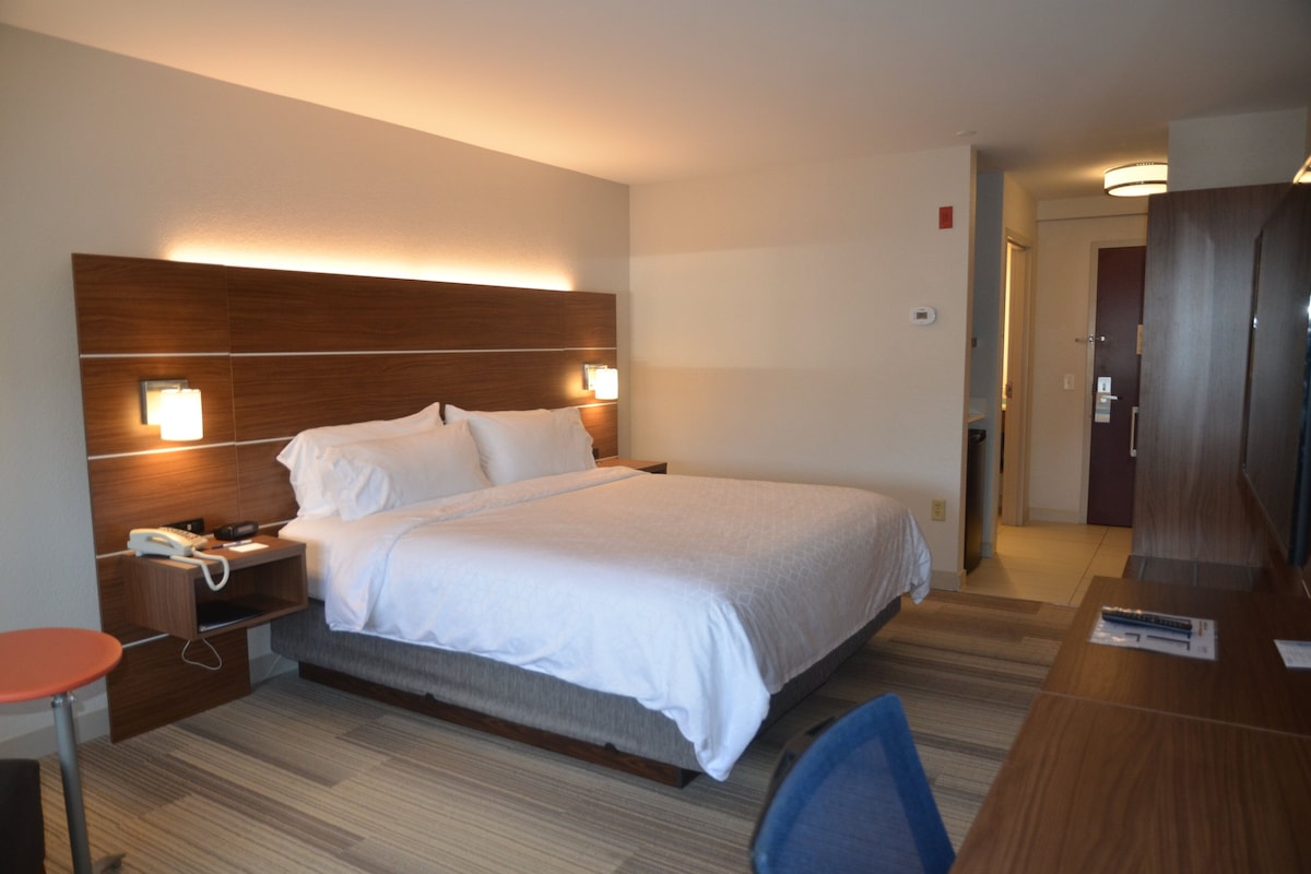 Premium bedding, pillowtop beds, in-room safe, desk