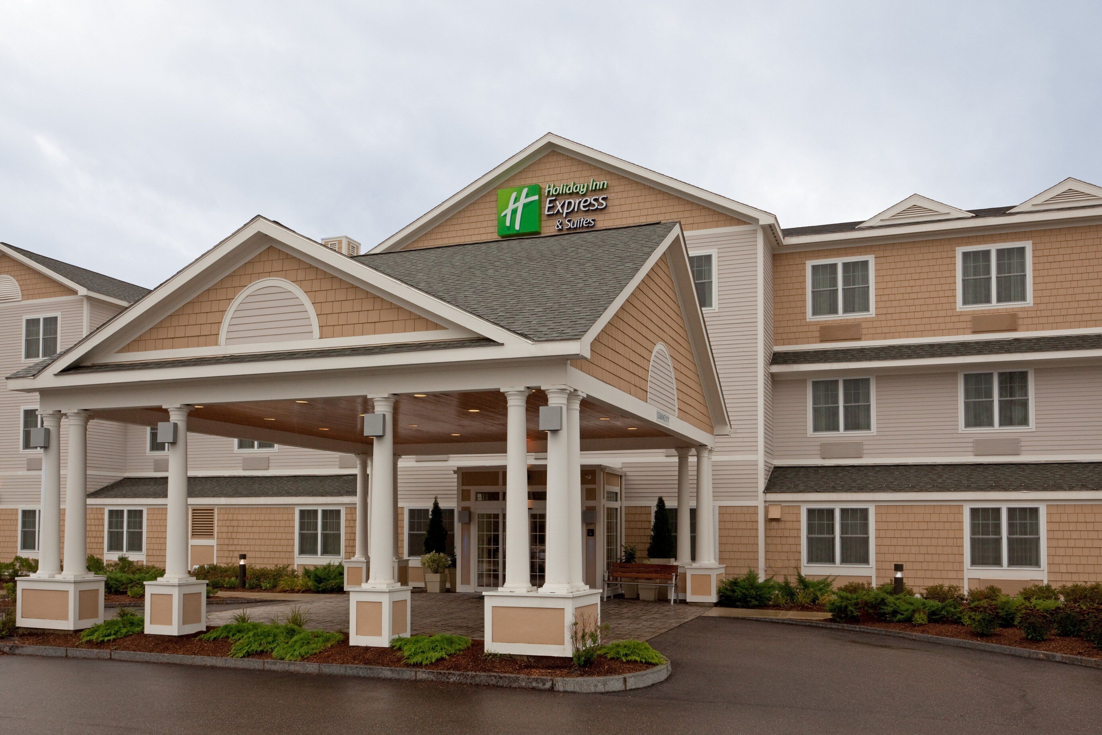 A Holiday Inn Express & Suites with a covered entrance and a brick facade.