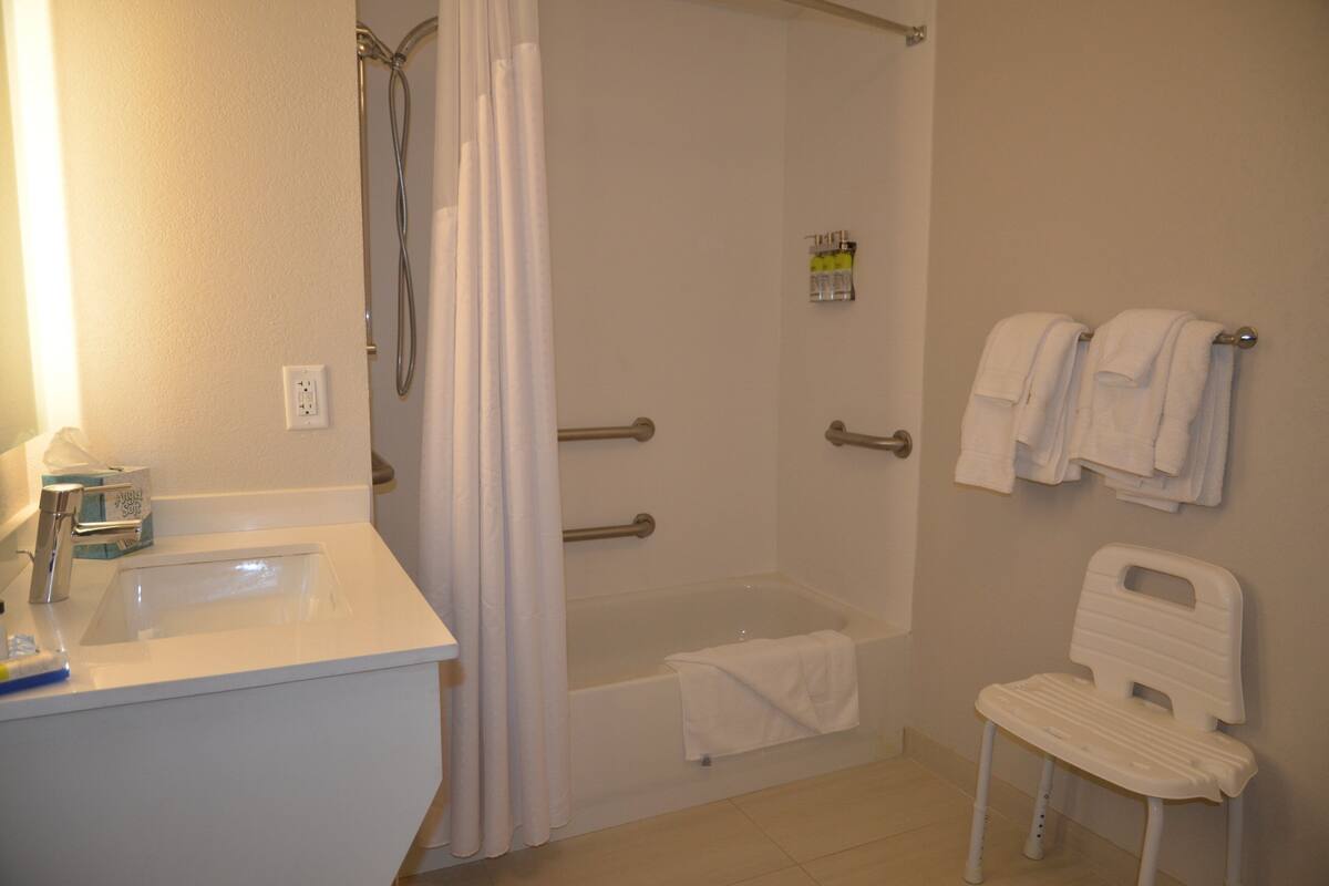 Suite, 1 très grand lit (Communications, Mobility, Access Tub)