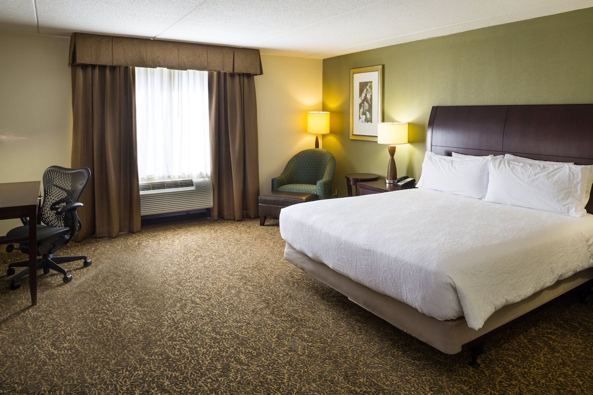 In-room safe, desk, laptop workspace, iron/ironing board