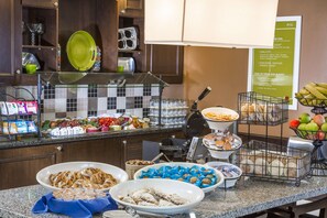 Breakfast and dinner served - Hilton Garden Inn Hampton Coliseum Central (Hampton)