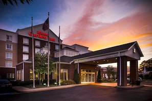 A Hilton Garden Inn with a clear sky and sunset. - Hilton Garden Inn Hampton Coliseum Central (Hampton)