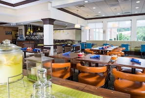 Breakfast and dinner served - Hilton Garden Inn Hampton Coliseum Central (Hampton)