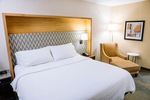 1 bedroom, desk, blackout drapes, iron/ironing board - Holiday Inn Hotel & Suites Stockbridge / Atlanta I-75 by IHG (Stockbridge)