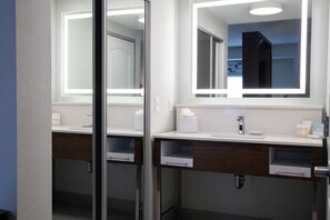 Douche, douche hydromassante, articles de toilette gratuits