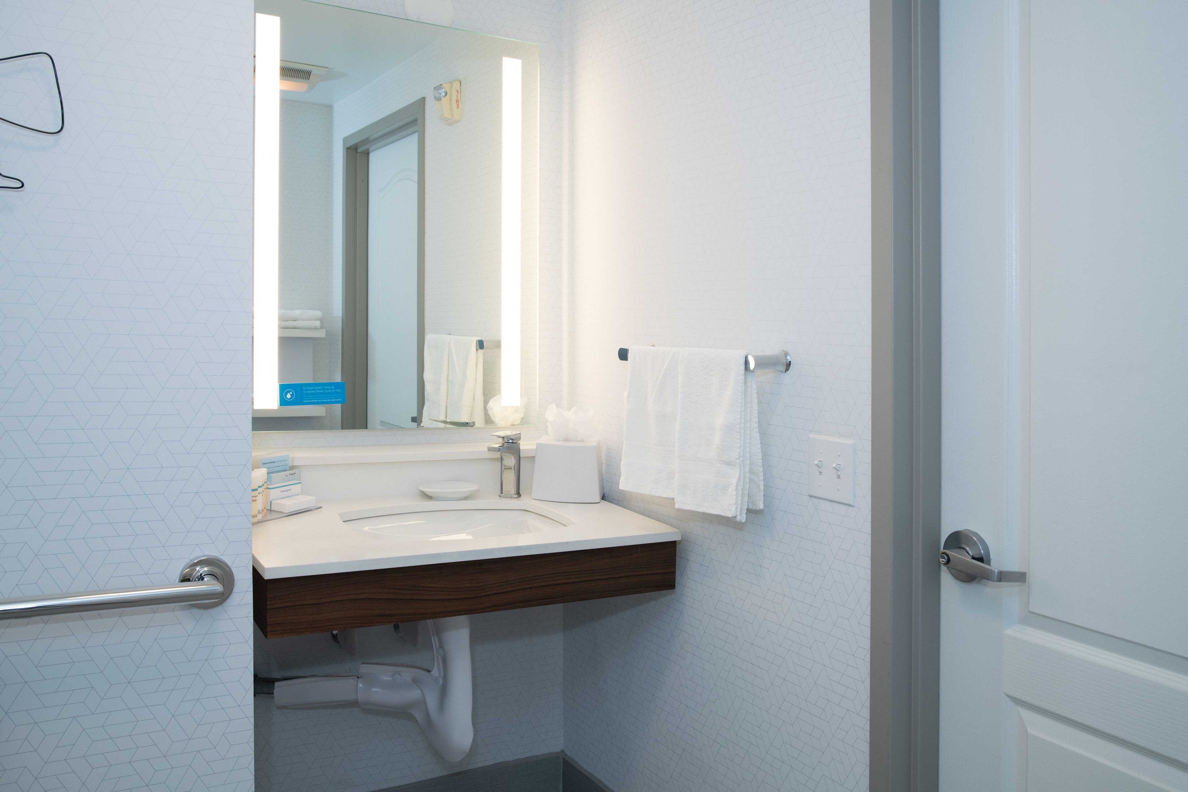 one kn acc tub studio nosmok | bathroom | shower, hydromassage showerhead, free toiletries, hair dryer