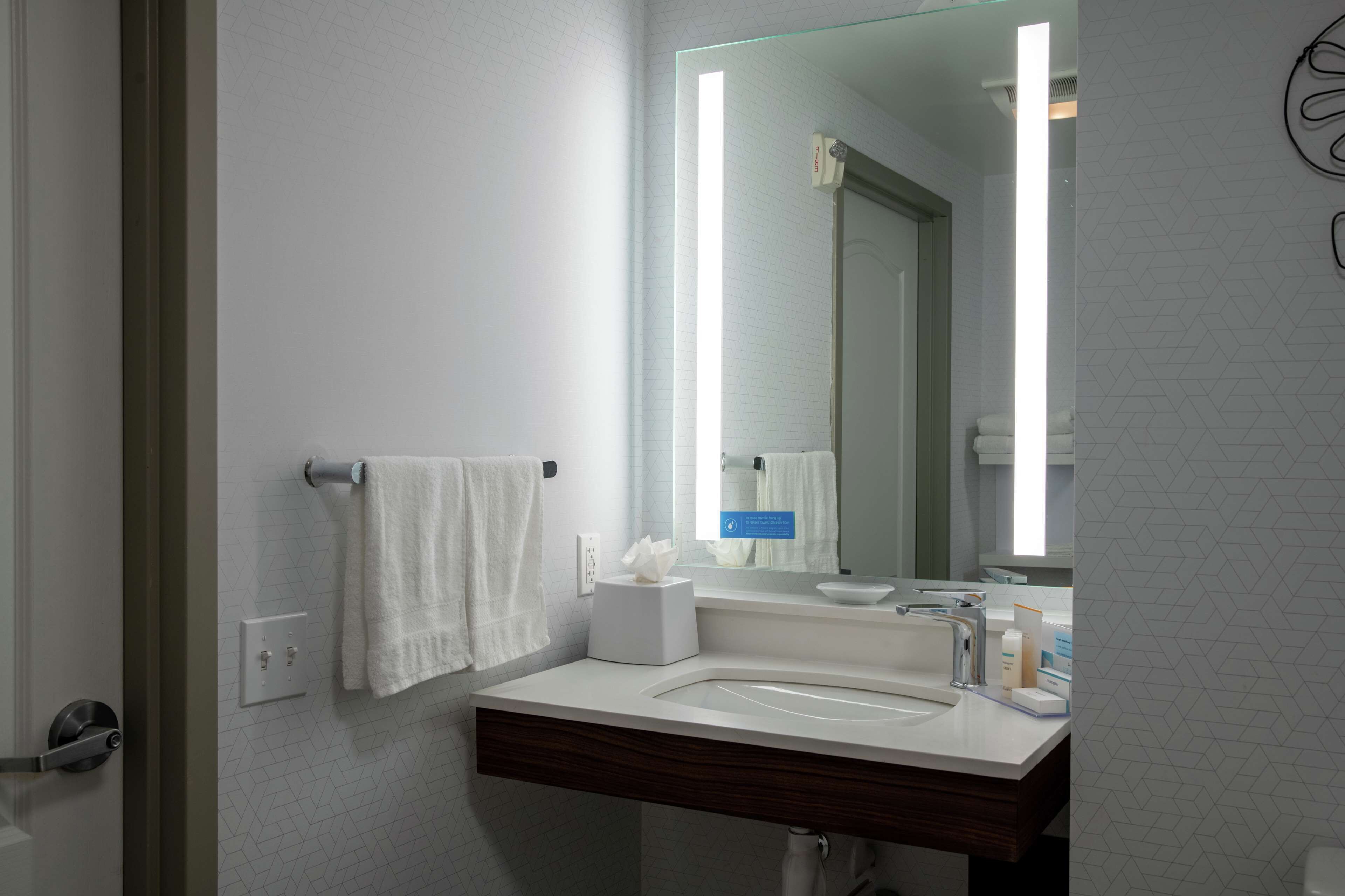 shower, hydromassage showerhead, free toiletries, hair dryer