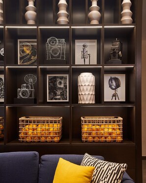 Lobby - Hampton Inn & Suites Los Angeles/Sherman Oaks (Van Nuys)