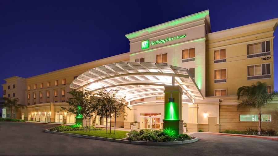 Holiday Inn & Suites Bakersfield by IHG