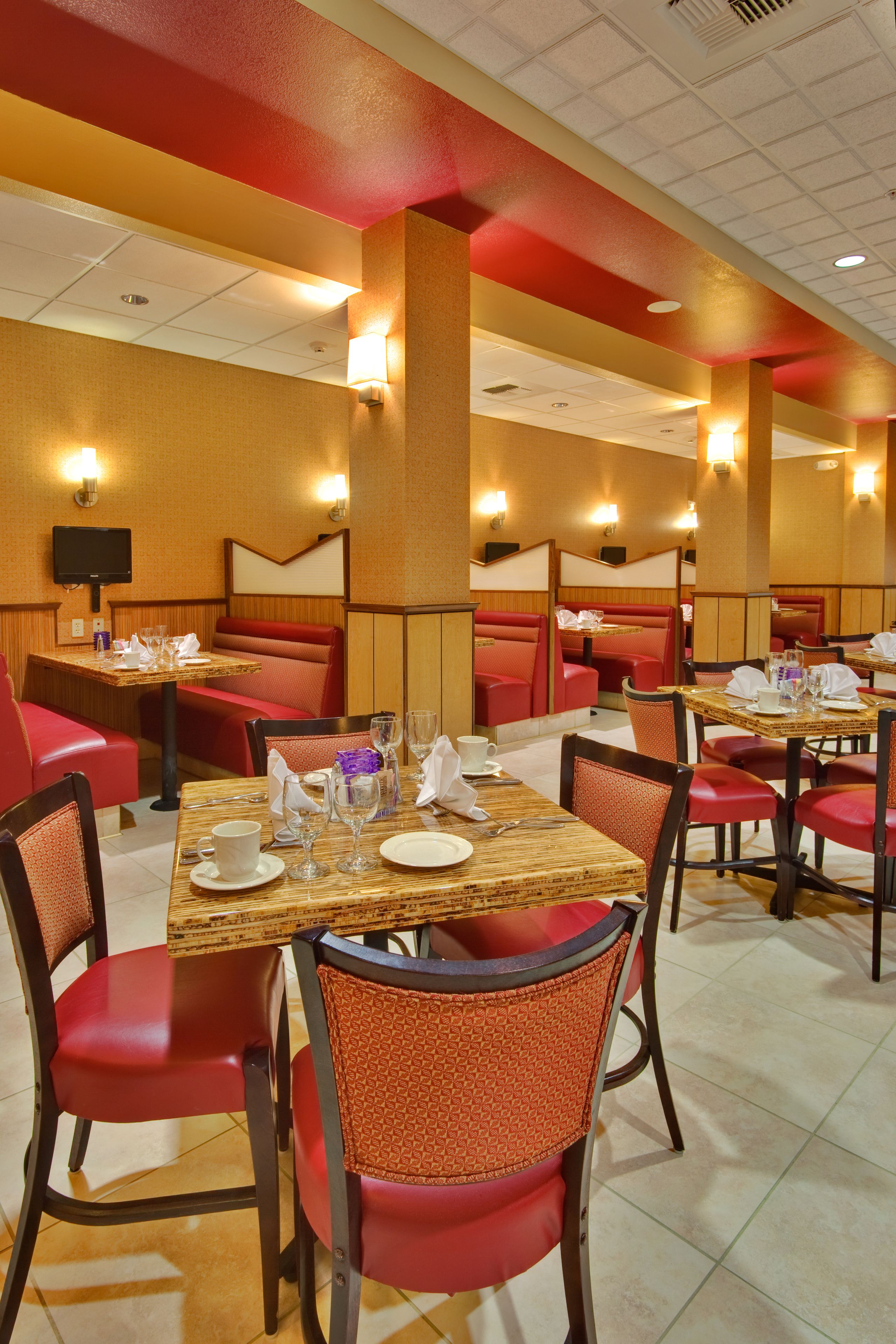 Photo - Holiday Inn & Suites Bakersfield by IHG