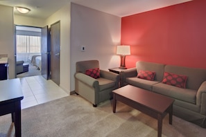 Suite, 1 soverom | Skrivebord, blendingsgardiner, strykejern/-brett og wi-fi (inkludert)