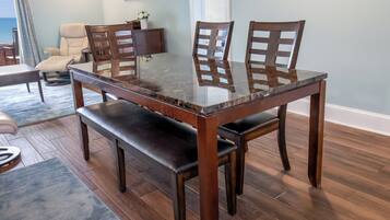 Vila superluxo, 2 quartos, vista para o oceano, de frente para a praia | Sala de jantar