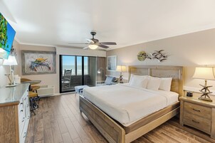 Oceanfront Dunes King Room | Premium bedding, iron/ironing board, free WiFi, bed sheets