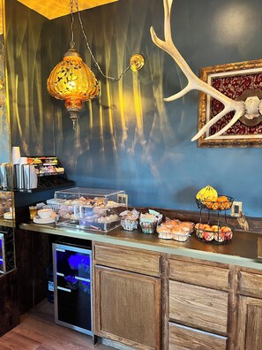 Free daily continental breakfast  - The Burgundy (Big Bear Lake)