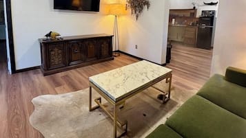 Familiesuite | Oppholdsområde | En 25-tommers TV med kabel-kanaler