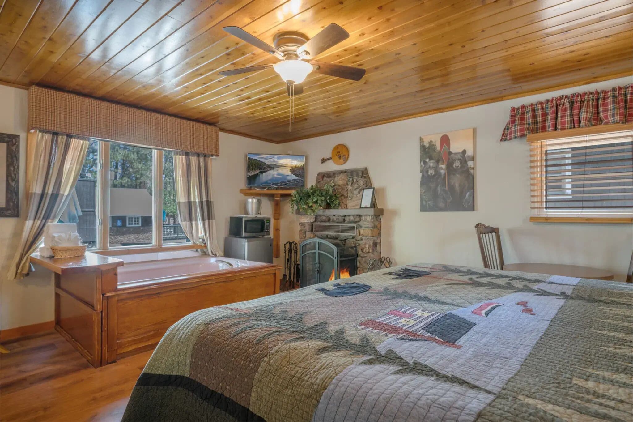 Cabaña tradicional | Tabla de planchar con plancha, wifi gratis, ropa de cama y despertador 