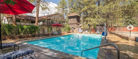 Piscina a l'aire lliure (horari: 10:00-22:00) i gandules