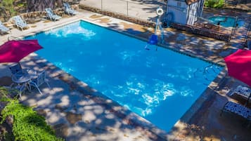 Piscina all'aperto, con ingresso dalle 10:00 alle 22:00, lettini
