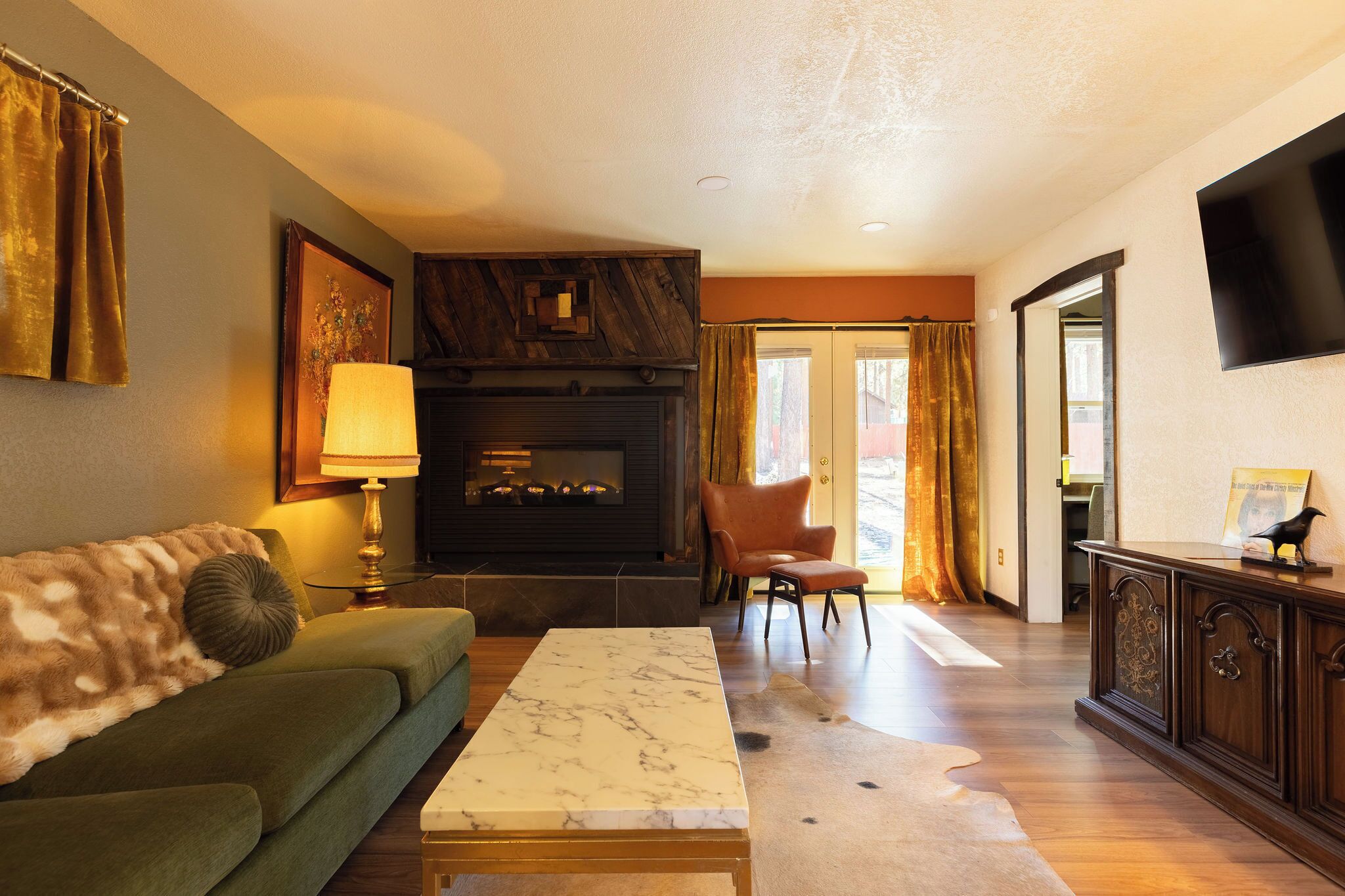 Family Suite | Living area | 25-inch TV with cable channels