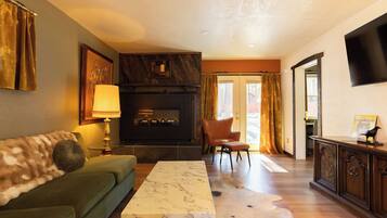 Family Suite | Living area | 25-inch TV with cable channels