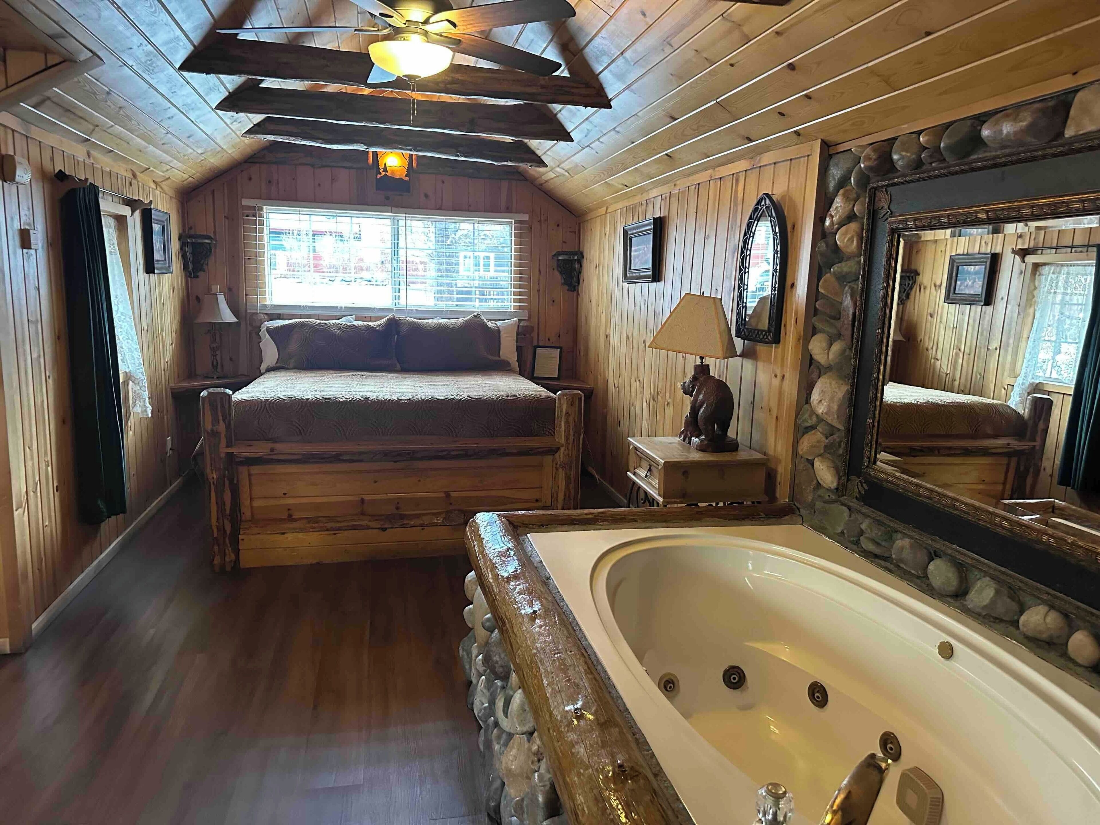 Cabaña tradicional | Tabla de planchar con plancha, wifi gratis, ropa de cama y despertador 