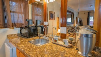 Traditional Cabin | Living area