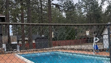 Udendørs pool, åben fra kl. 10.00 til kl. 22.00, liggestole