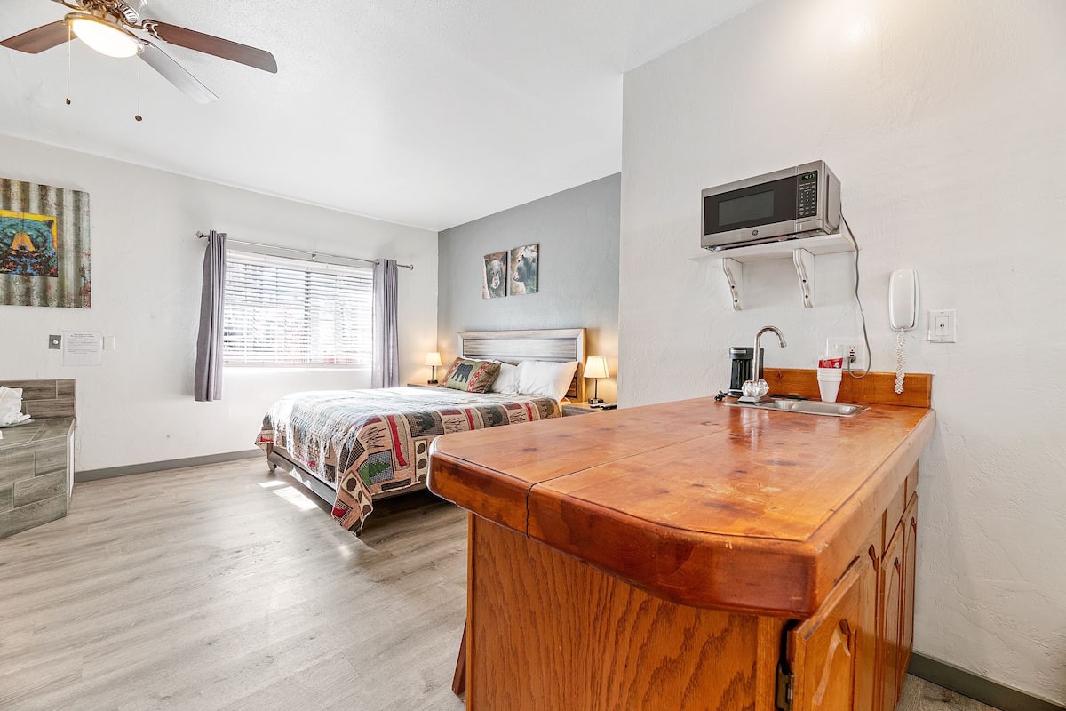 1 slaapkamer, een strijkplank/strijkijzer, gratis wifi, beddengoed