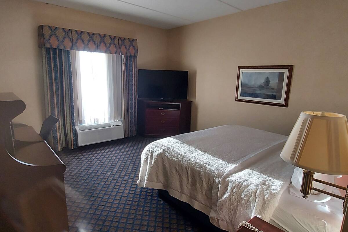 in-room safe, laptop workspace, iron/ironing board, rollaway beds