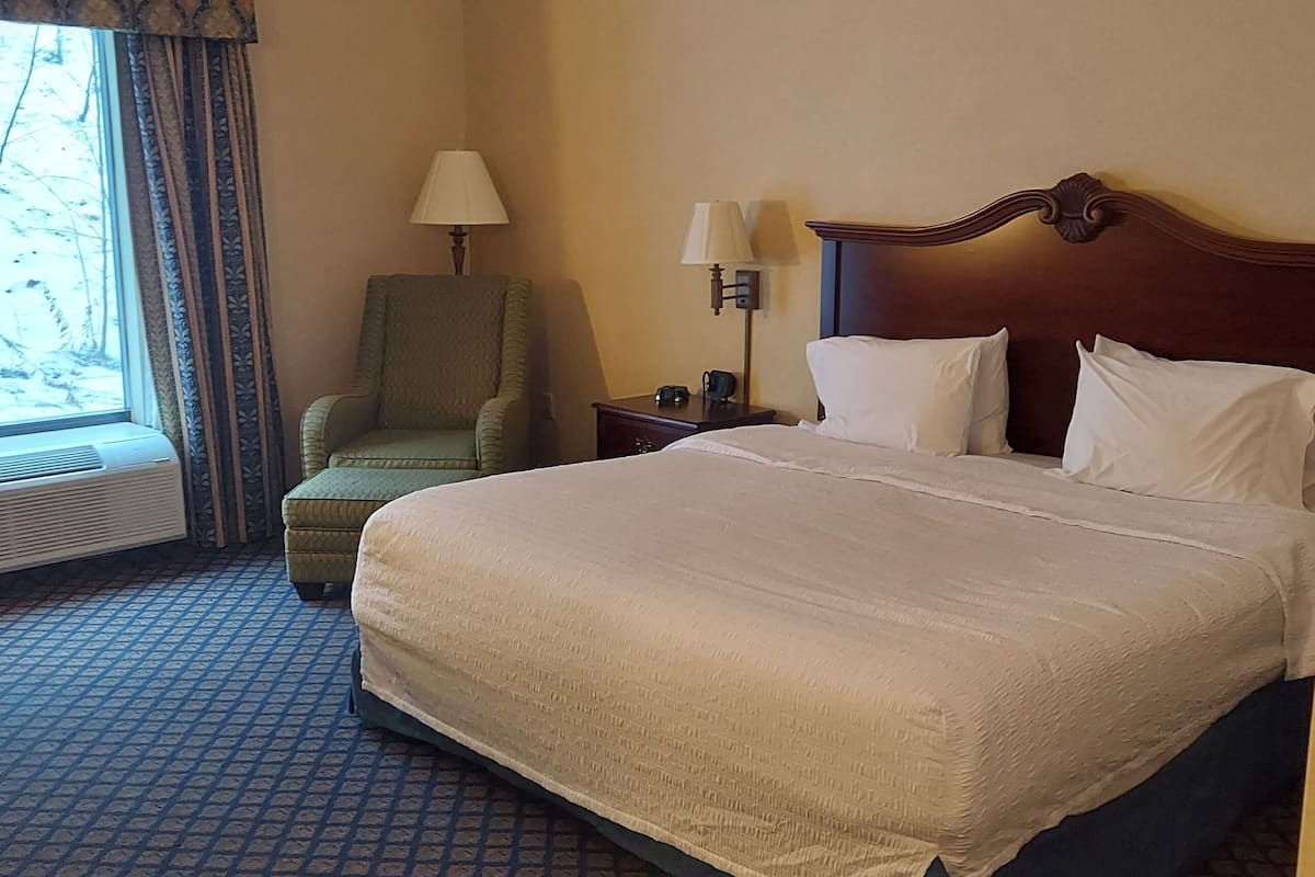 in-room safe, laptop workspace, iron/ironing board, rollaway beds