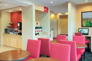 Free daily continental breakfast  - TownePlace Suites by Marriott Kalamazoo (Kalamazoo)
