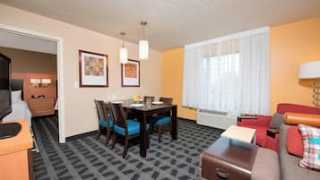 Suite, 1 Bedroom | Premium bedding, desk, iron/ironing board, free cribs/infant beds