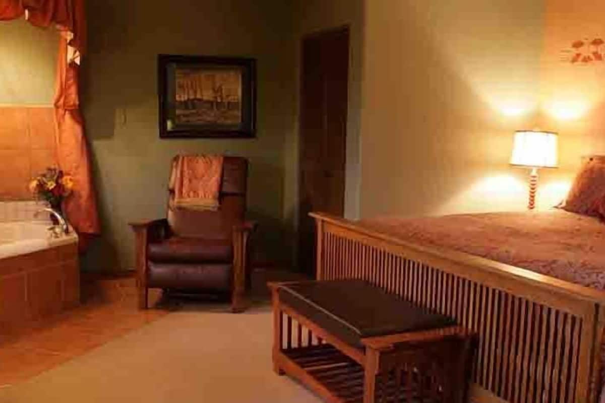 Premium Suite, Accessible, Ensuite (Meadow Breeze King Suite) | Individually decorated, individually furnished, rollaway beds, free WiFi