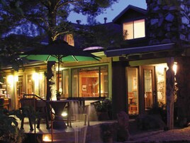 A szálláshely homlokzata – este/éjszaka