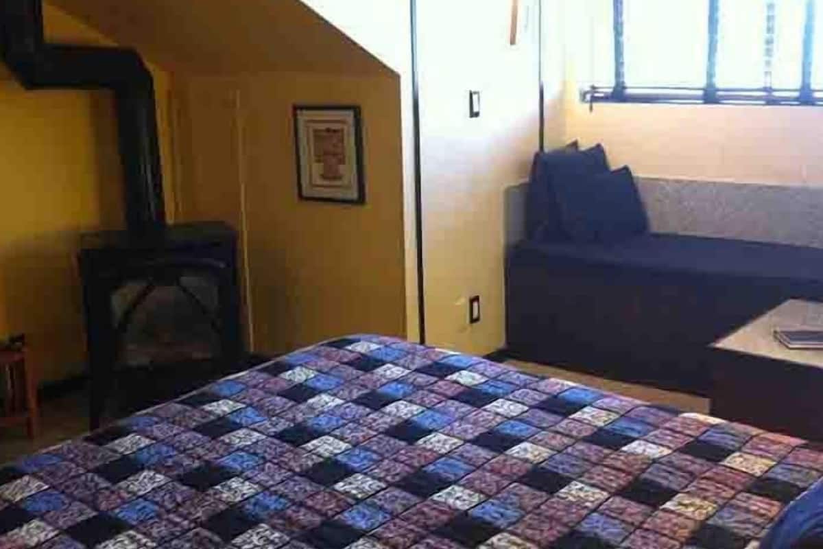 Standard Double Room, Ensuite (Mystic Mountain Guest Roo) | Individually decorated, individually furnished, rollaway beds, free WiFi